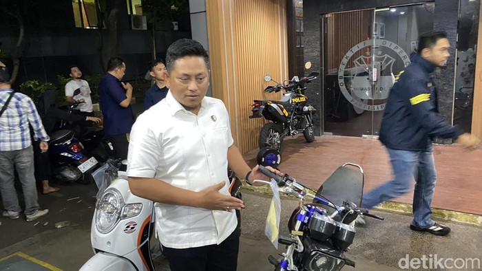Begal di Jakarta Barat Bacok Korban hingga Terjatuh ke Selokan, Polisi Ungkap Korban Kurir Narkoba