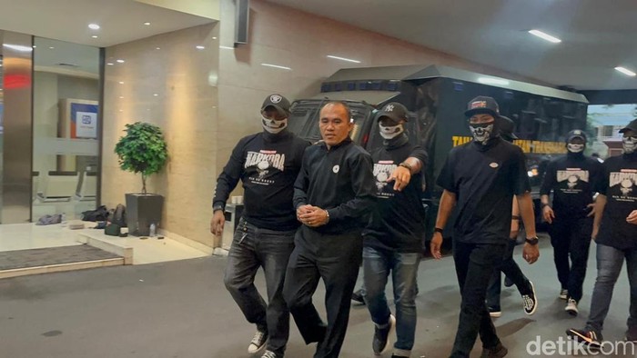 Eks Kasat Narkoba Polres Kutai Barat Tiba di Bareskrim dengan Tangan Diborgol