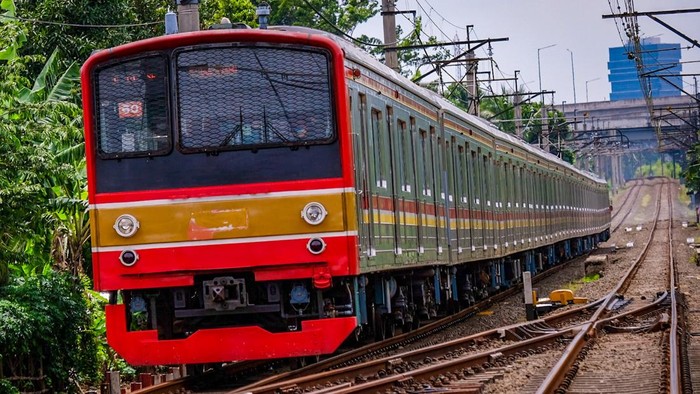 Kebakaran Lahan Dekat Rel Ganggu Perjalanan KRL Green Line Menuju Rangkasbitung