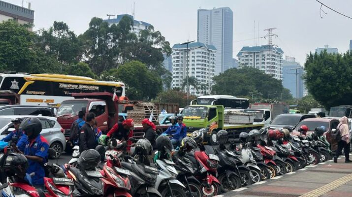 Demo Buruh Padati Kawasan DPR, Jalan Gatot Subroto Ditutup Sementara